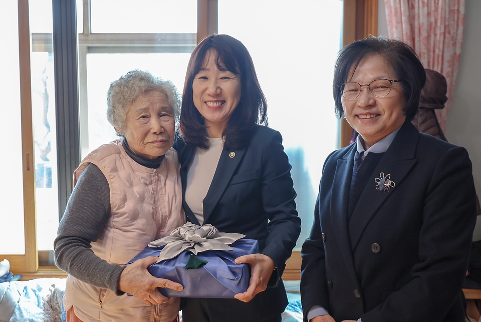 강윤진 국가보훈부 차관이 2월 3일 오후 서해수호의 날 관련 충남 부여군 은산면에 계시는 천안함 국가유공자 고 민평기 씨의 유족 윤청자 씨 자택을 김오복 보훈심사위원장과 함께 방문해 위문을 하고 있다.