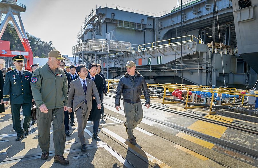 일본을 방문중인 안규백 국방부 장관이 1월 30일 미 해군 제7함대를 방문해 항공모함 조지워싱턴함에 승함하고 있다.