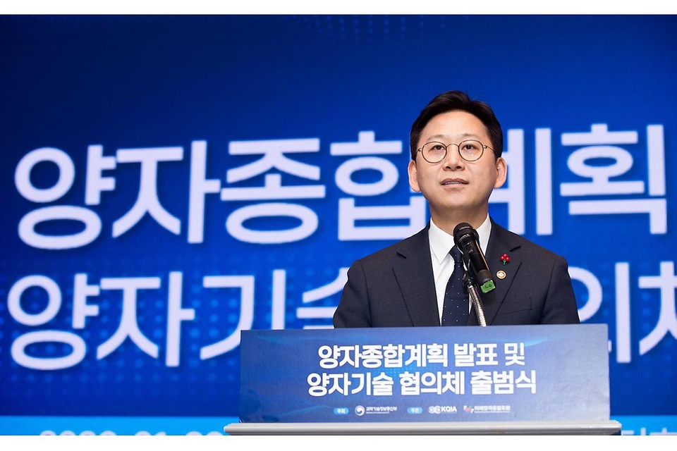 배경훈 부총리 겸 과학기술정보통신부 장관이 1월 29일 오후 서울 영등포구 켄싱턴호텔에서 열린 '양자종합계획 발표 및 양자기술 협의체 출범식' 에서 기념촬영을 하고 있다.<br><br>앞줄 왼쪽 두 번째부터 스콧 밀러드(Scott Millard) IonQ CBO(Chief Brand Officer, 최고브랜드책임자), 김현 국회의원(국회 과학기술정보방송통신위원회 간사), 최민희 국회 과학기술정보방송통신위원회 위원장, 배경훈 부총리, 최형두 국회의원(국회 과학기술정보방송통신위원회 간사).