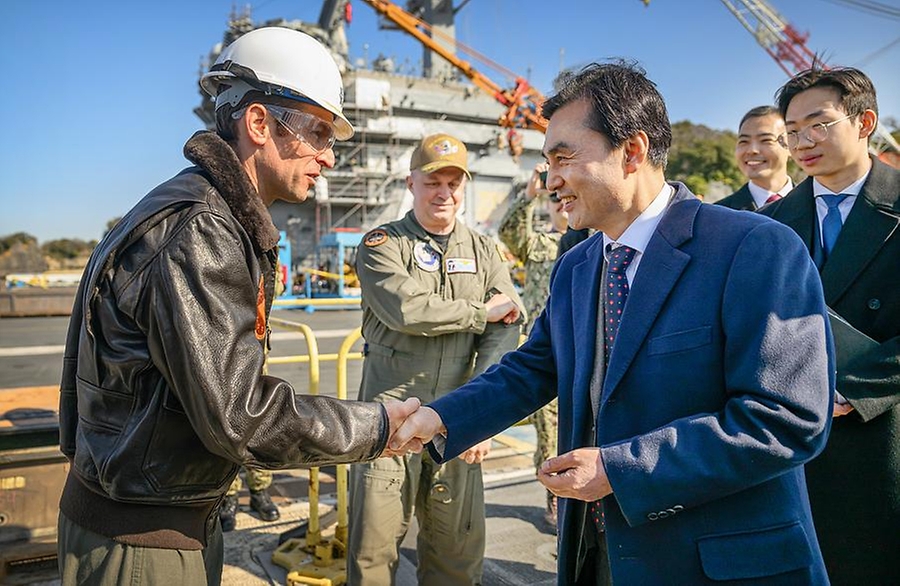 일본을 방문 중인 안규백 국방부 장관이 1월 30일 미 해군 항공모함 조지워싱턴함 함상에서 승조원으로부터 함정에 관한 설명을 들은 후 악수를 하고 있다.
