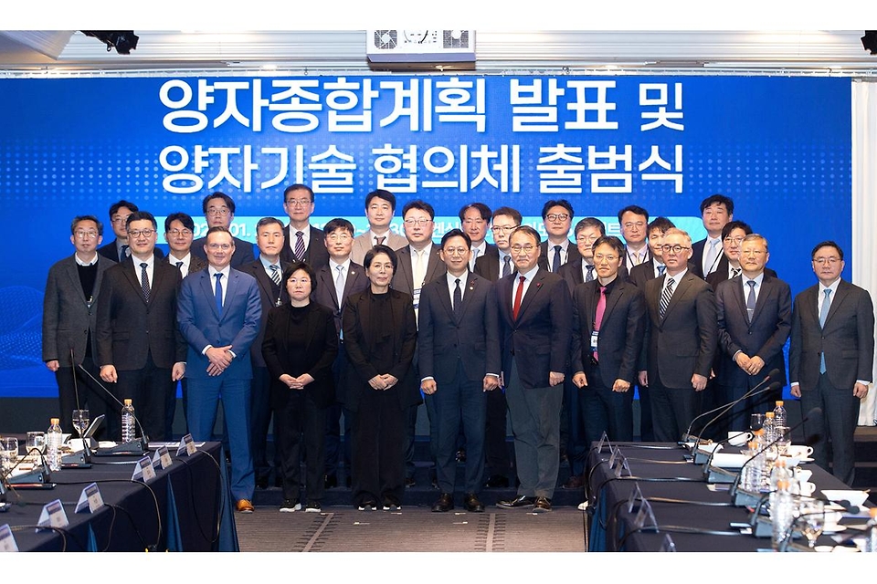 배경훈 부총리 겸 과학기술정보통신부 장관이 1월 29일 오후 서울 영등포구 켄싱턴호텔에서 열린 '양자종합계획 발표 및 양자기술 협의체 출범식' 에서 기념촬영을 하고 있다.<br><br>앞줄 왼쪽 두 번째부터 스콧 밀러드(Scott Millard) IonQ CBO(Chief Brand Officer, 최고브랜드책임자), 김현 국회의원(국회 과학기술정보방송통신위원회 간사), 최민희 국회 과학기술정보방송통신위원회 위원장, 배경훈 부총리, 최형두 국회의원(국회 과학기술정보방송통신위원회 간사).