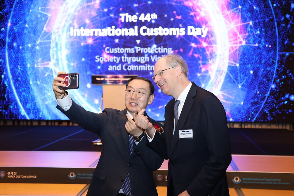 관세청은 1월 23일 서울(노보텔 앰배서더 강남)에서 「제44회 국제 관세의 날」 기념행사를 개최했다. <br><br>이번 기념행사에는 30개국 대사를 비롯한 57개국 주한 외국대사관 대표, 미국 관세국경보호청(CBP)·마약단속청(DEA) 주한 관계자 등 국내외 인사 총 130여 명이 참석했다.