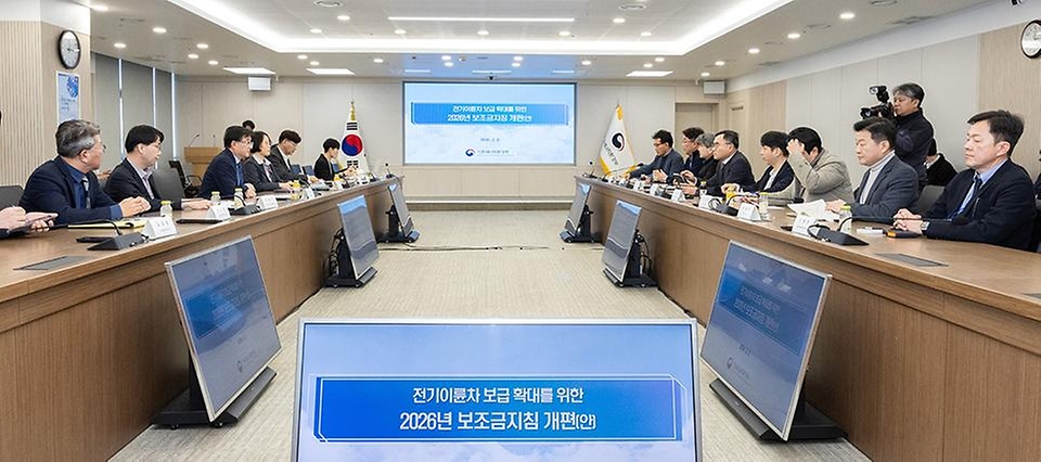 김성환 기후에너지환경부 장관이 2월 2일 세종시 정부세종청사에서 전기이륜차 업계와 간담회를 갖고 전기이륜차 보급 확대와 산업 경쟁력 강화를 위한 의견을 나누고 있다.