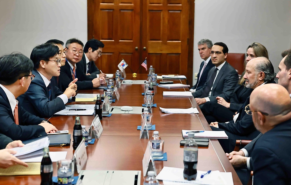 김정관 산업통상부 장관은 1월 29일(현지시간) 미국 워싱턴 D.C. 상무부 회의실에서 하워드 러트닉(Howard Lutnick) 상무부 장관과 면담을 갖고, 관세 등 통상 현안을 논의했다.