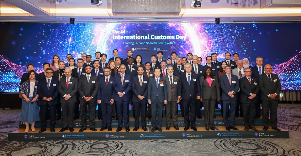관세청은 1월 23일 서울(노보텔 앰배서더 강남)에서 「제44회 국제 관세의 날」 기념행사를 개최했다. <br><br>이번 기념행사에는 30개국 대사를 비롯한 57개국 주한 외국대사관 대표, 미국 관세국경보호청(CBP)·마약단속청(DEA) 주한 관계자 등 국내외 인사 총 130여 명이 참석했다.