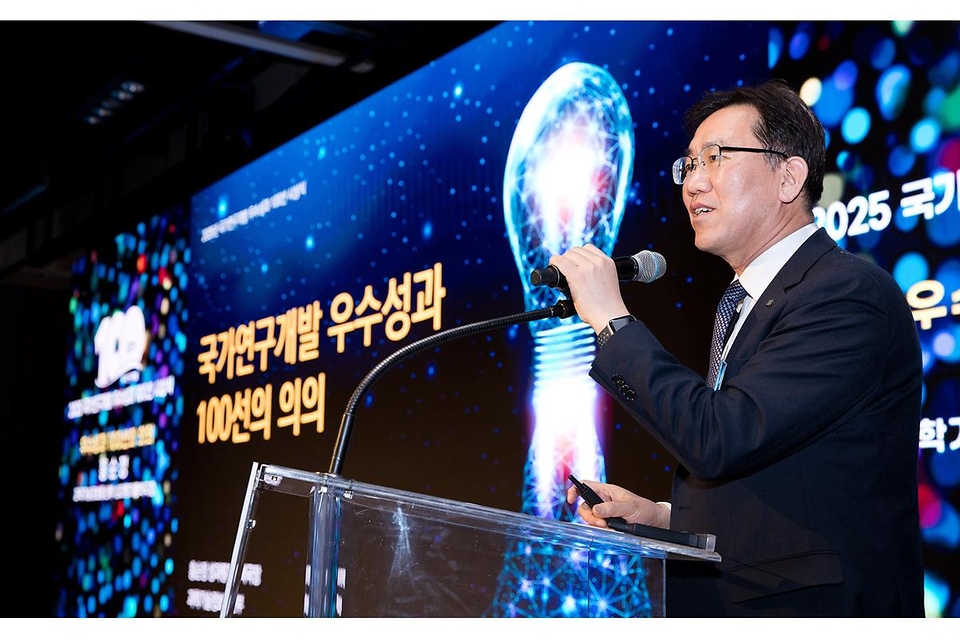 박인규 과학기술정보통신부 과학기술혁신본부장이 1월 30일 오전 서울 종로구 포시즌스호텔에서 열린 '2025 국가연구개발 우수성과 100선 시상식'에서 축사를 하고 있다.