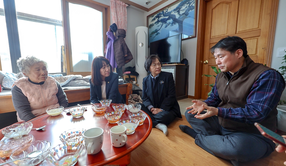 강윤진 국가보훈부 차관이 2월 3일 오후 서해수호의 날 관련 충남 부여군 은산면에 계시는 천안함 국가유공자 고 민평기 씨의 유족 윤청자 씨 자택을 김오복 보훈심사위원장과 함께 방문해 위문을 하고 있다.