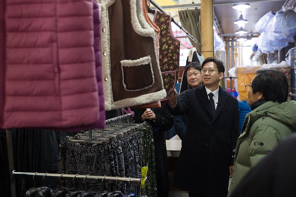 배경훈 부총리 겸 과학기술정보통신부 장관이 2월 2일 오후 세종특별자치시 조치원읍 세종전통시장을 방문해 전의요셉의집(사회복지시설)에 전달할 위문물품을 구매하며 상인들과 대화를 나누고 있다.