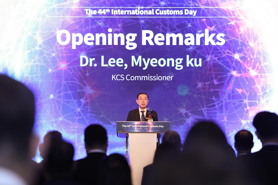 관세청은 1월 23일 서울(노보텔 앰배서더 강남)에서 「제44회 국제 관세의 날」 기념행사를 개최했다. <br><br>이번 기념행사에는 30개국 대사를 비롯한 57개국 주한 외국대사관 대표, 미국 관세국경보호청(CBP)·마약단속청(DEA) 주한 관계자 등 국내외 인사 총 130여 명이 참석했다.
