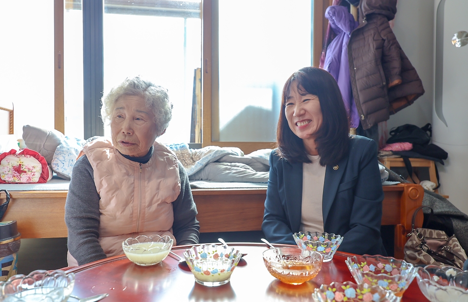 강윤진 국가보훈부 차관이 2월 3일 오후 서해수호의 날 관련 충남 부여군 은산면에 계시는 천안함 국가유공자 고 민평기 씨의 유족 윤청자 씨 자택을 김오복 보훈심사위원장과 함께 방문해 위문을 하고 있다.