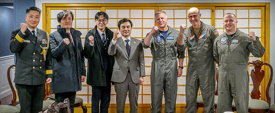 일본을 방문 중인 안규백 국방부 장관이 1월 30일 미 해군 항공모함 조지워싱턴함 승조원들과 기념사진을 촬영하고 있다.