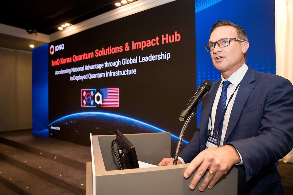 배경훈 부총리 겸 과학기술정보통신부 장관이 1월 29일 오후 서울 영등포구 켄싱턴호텔에서 열린 '양자종합계획 발표 및 양자기술 협의체 출범식' 에서 기념촬영을 하고 있다.<br><br>앞줄 왼쪽 두 번째부터 스콧 밀러드(Scott Millard) IonQ CBO(Chief Brand Officer, 최고브랜드책임자), 김현 국회의원(국회 과학기술정보방송통신위원회 간사), 최민희 국회 과학기술정보방송통신위원회 위원장, 배경훈 부총리, 최형두 국회의원(국회 과학기술정보방송통신위원회 간사).