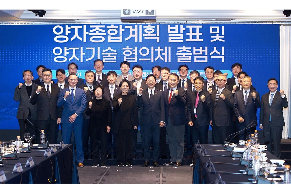 배경훈 부총리 겸 과학기술정보통신부 장관이 1월 29일 오후 서울 영등포구 켄싱턴호텔에서 열린 '양자종합계획 발표 및 양자기술 협의체 출범식' 에서 기념촬영을 하고 있다.<br><br>앞줄 왼쪽 두 번째부터 스콧 밀러드(Scott Millard) IonQ CBO(Chief Brand Officer, 최고브랜드책임자), 김현 국회의원(국회 과학기술정보방송통신위원회 간사), 최민희 국회 과학기술정보방송통신위원회 위원장, 배경훈 부총리, 최형두 국회의원(국회 과학기술정보방송통신위원회 간사).