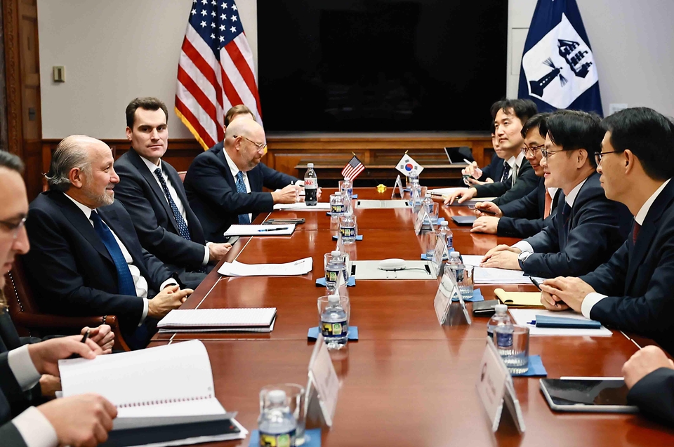 김정관 산업통상부 장관은 1월 29일(현지시간) 미국 워싱턴 D.C. 상무부 회의실에서 하워드 러트닉(Howard Lutnick) 상무부 장관과 면담을 갖고, 관세 등 통상 현안을 논의했다.