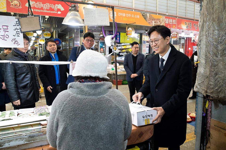 배경훈 부총리 겸 과학기술정보통신부 장관이 2월 2일 오후 세종특별자치시 조치원읍 세종전통시장을 방문해 전의요셉의집(사회복지시설)에 전달할 위문물품을 구매하며 상인들과 대화를 나누고 있다.