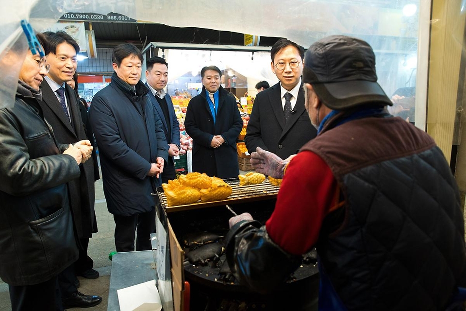 배경훈 부총리 겸 과학기술정보통신부 장관이 2월 2일 오후 세종특별자치시 조치원읍 세종전통시장을 방문해 전의요셉의집(사회복지시설)에 전달할 위문물품을 구매하며 상인들과 대화를 나누고 있다.