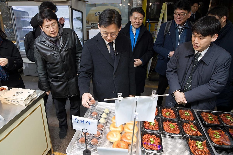 배경훈 부총리 겸 과학기술정보통신부 장관이 2월 2일 오후 세종특별자치시 조치원읍 세종전통시장을 방문해 전의요셉의집(사회복지시설)에 전달할 위문물품을 구매하며 상인들과 대화를 나누고 있다.