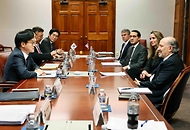 김정관 산업통상부 장관은 1월 29일(현지시간) 미국 워싱턴 D.C. 상무부 회의실에서 하워드 러트닉(Howard Lutnick) 상무부 장관과 면담을 갖고, 관세 등 통상 현안을 논의했다.