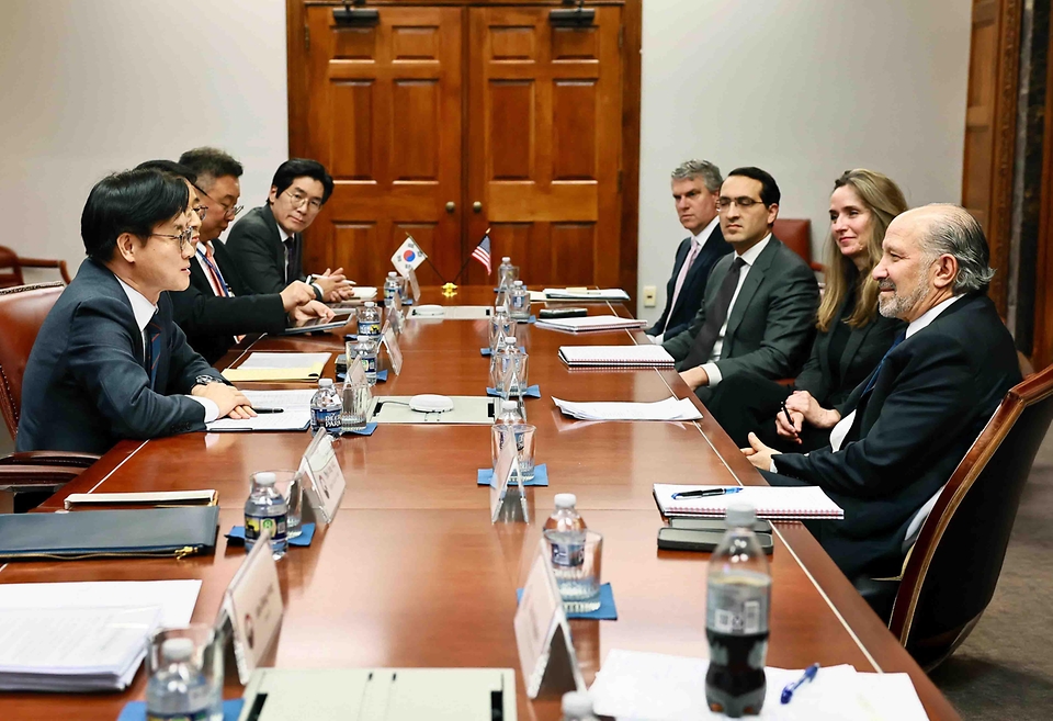 김정관 산업통상부 장관은 1월 29일(현지시간) 미국 워싱턴 D.C. 상무부 회의실에서 하워드 러트닉(Howard Lutnick) 상무부 장관과 면담을 갖고, 관세 등 통상 현안을 논의했다.