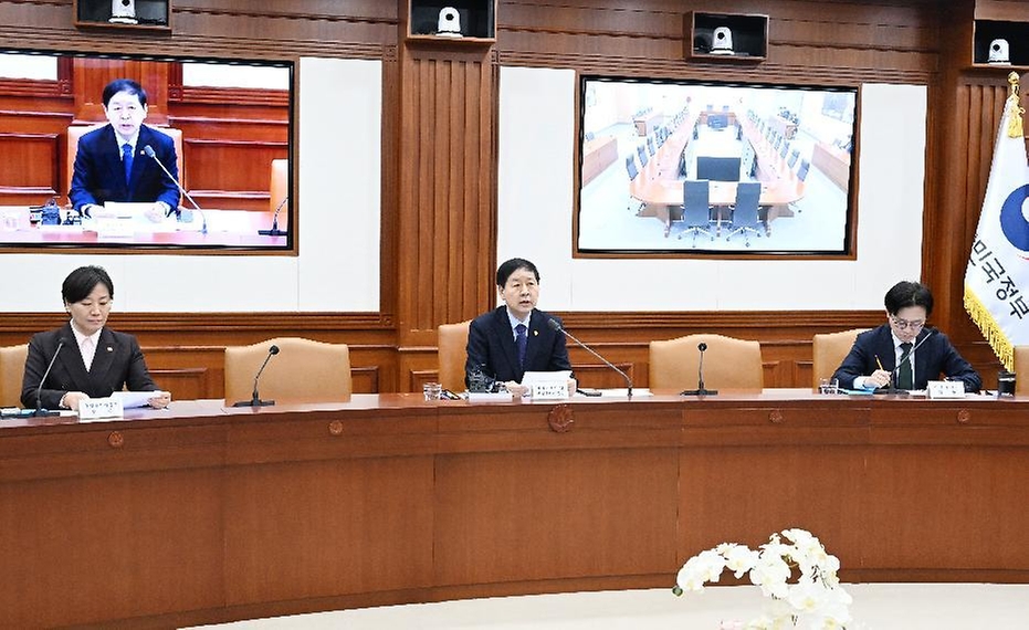 구윤철 부총리 겸 재정경제부 장관이 2월 4일 서울 종로구 정부서울청사에서 열린 경제관계장관회의를 주재, 모두발언을 하고 있다.