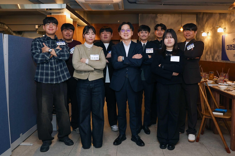 김정관 산업통상부 장관이 2월 5일 대구광역시 북구 내 모 식당에서 경북대, 계명대, 대구경북과학기술원을 비롯한 대경권 거점 대학 대학원생 등이 참석한 가운데 열린 '대구·경북권 거점 대학 대학원생 간담회'를 주재했다.