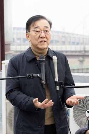 김윤덕 국토교통부 장관이 2월 4일 서울 강남구 삼성동 주택 사업지를 방문해 관계자에게 설명을 듣고 있다.