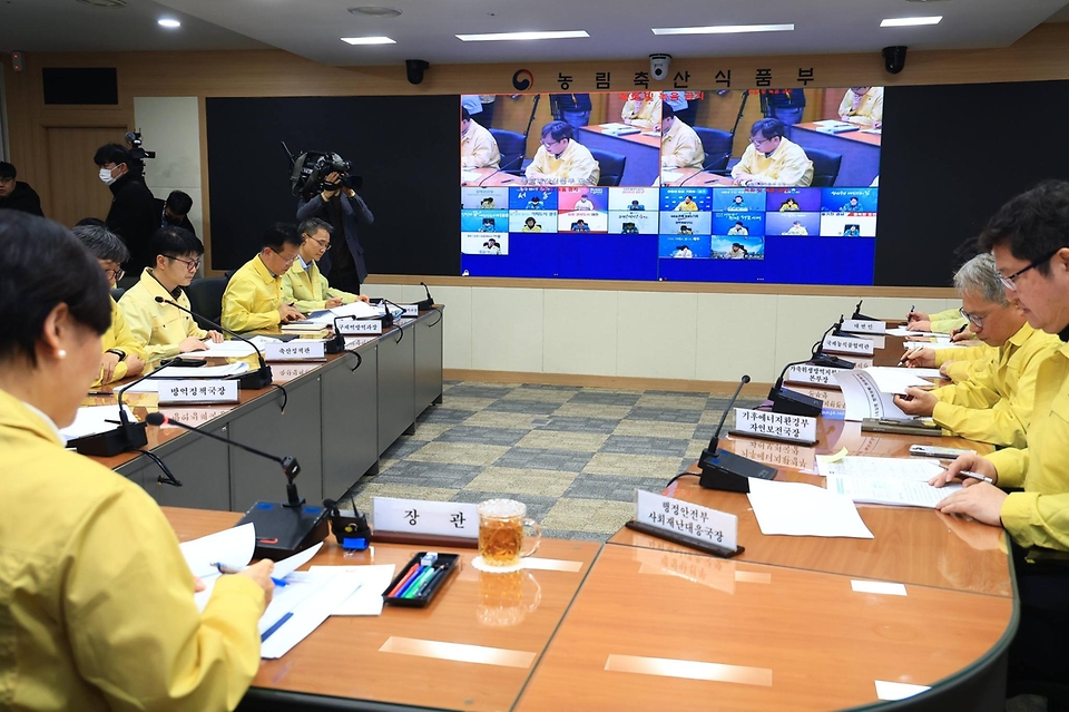 송미령 농림축산식품부 장관은 2월 2일 지방정부 및 관계 기관과 중앙사고수습본부 회의를 개최해 가축전염병 대응 현황을 점검하는 한편, 추가 확산 방지 대책을 종합적으로 논의했다.