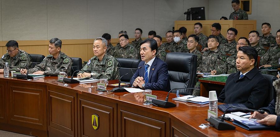 안규백 국방부 장관이 2월 2일 육군 수도방위사령부를 방문해 대비태세를 점검하고 있다.