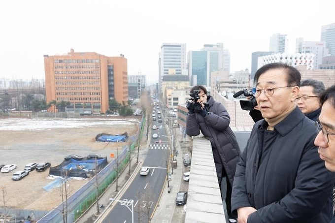 김윤덕 국토교통부 장관이 2월 4일 서울 강남구 삼성동 주택 사업지를 방문해 관계자에게 설명을 듣고 있다.