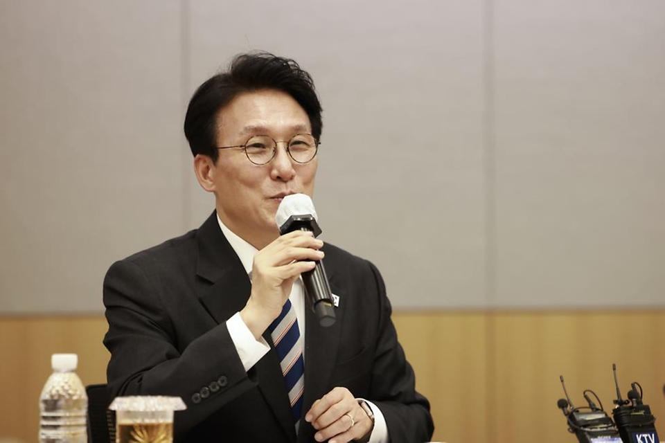 김민석 국무총리가 2월 4일 경기도 성남시 분당서울대병원에서 열린 희귀질환 의료진 간담회에서 인사말을 하고 있다.