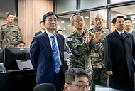 안규백 국방부 장관이 2월 2일 육군 수도방위사령부를 방문해 대비태세를 점검하고 있다.