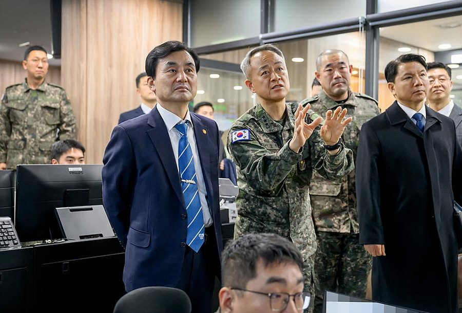 안규백 국방부 장관이 2월 2일 육군 수도방위사령부를 방문해 대비태세를 점검하고 있다.