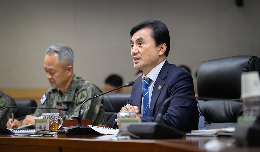 안규백 국방부 장관이 2월 2일 육군 수도방위사령부를 방문해 대비태세를 점검하고 있다.