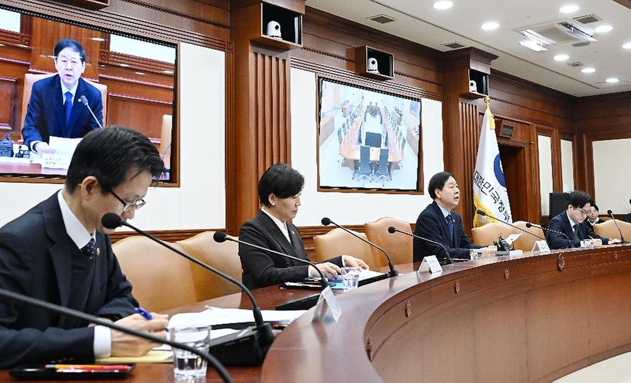 구윤철 부총리 겸 재정경제부 장관이 2월 4일 서울 종로구 정부서울청사에서 열린 경제관계장관회의를 주재, 모두발언을 하고 있다.
