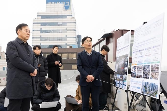 김윤덕 국토교통부 장관이 2월 4일 서울 강남구 삼성동 주택 사업지를 방문해 관계자에게 설명을 듣고 있다.