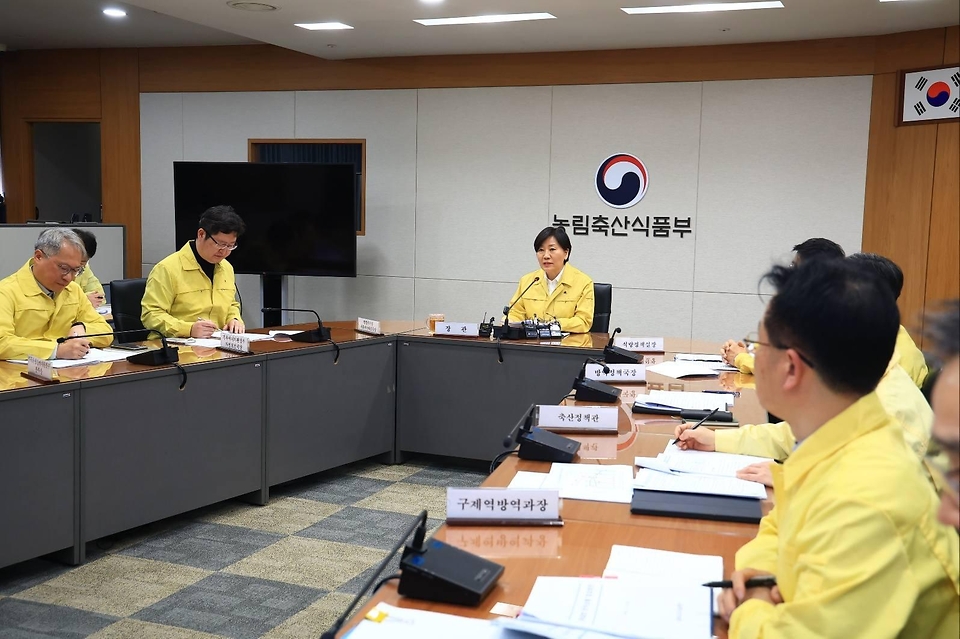 송미령 농림축산식품부 장관은 2월 2일 지방정부 및 관계 기관과 중앙사고수습본부 회의를 개최해 가축전염병 대응 현황을 점검하는 한편, 추가 확산 방지 대책을 종합적으로 논의했다.