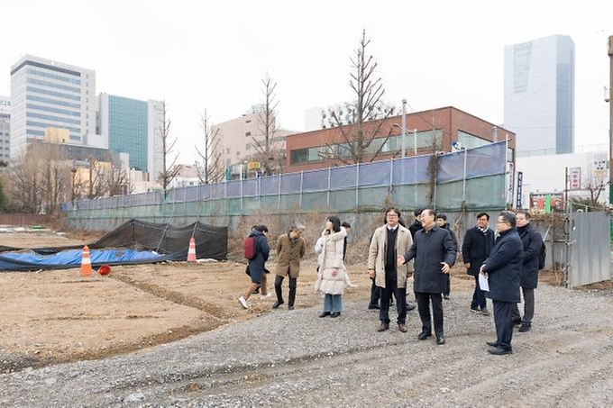 김윤덕 국토교통부 장관이 2월 4일 서울 강남구 삼성동 주택 사업지를 방문해 관계자에게 설명을 듣고 있다.