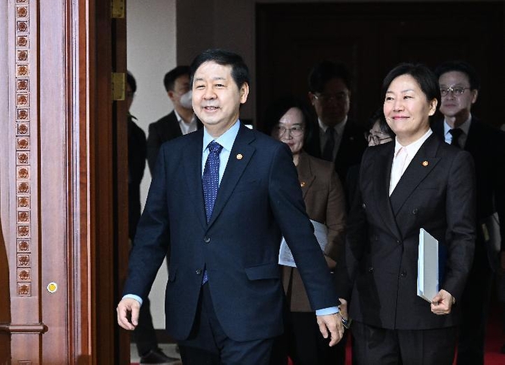 구윤철 부총리 겸 재정경제부 장관이 2월 4일 서울 종로구 정부서울청사에서 열린 경제관계장관회의를 주재, 모두발언을 하고 있다.