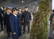 안규백 국방부 장관이 2월 2일 육군 수도방위사령부를 방문해 대비태세를 점검하고 있다.