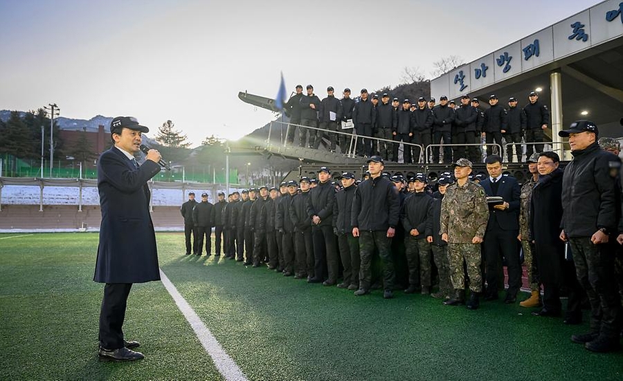 안규백 국방부 장관이 2월 2일 육군 수도방위사령부를 방문해 대비태세를 점검하고 있다.