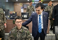 안규백 국방부 장관이 2월 2일 육군 수도방위사령부를 방문해 대비태세를 점검하고 있다.