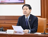 구윤철 부총리 겸 재정경제부 장관이 2월 4일 서울 종로구 정부서울청사에서 열린 경제관계장관회의를 주재, 모두발언을 하고 있다.