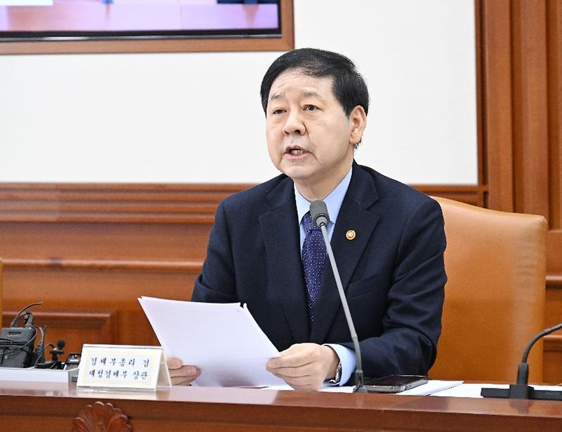 구윤철 부총리 겸 재정경제부 장관이 2월 4일 서울 종로구 정부서울청사에서 열린 경제관계장관회의를 주재, 모두발언을 하고 있다.