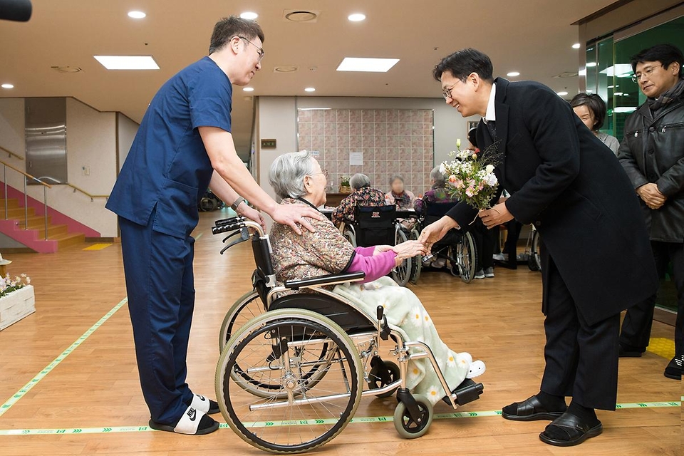 배경훈 부총리 겸 과학기술정보통신부 장관이 2월 2일 오후 세종특별자치시 전의면 전의요셉의집을 방문해 장은정 전의요셉의집 원장에게 위문물품 및 위문금을 전달하고 있다.
