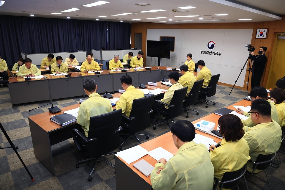 송미령 농림축산식품부 장관은 2월 2일 지방정부 및 관계 기관과 중앙사고수습본부 회의를 개최해 가축전염병 대응 현황을 점검하는 한편, 추가 확산 방지 대책을 종합적으로 논의했다.