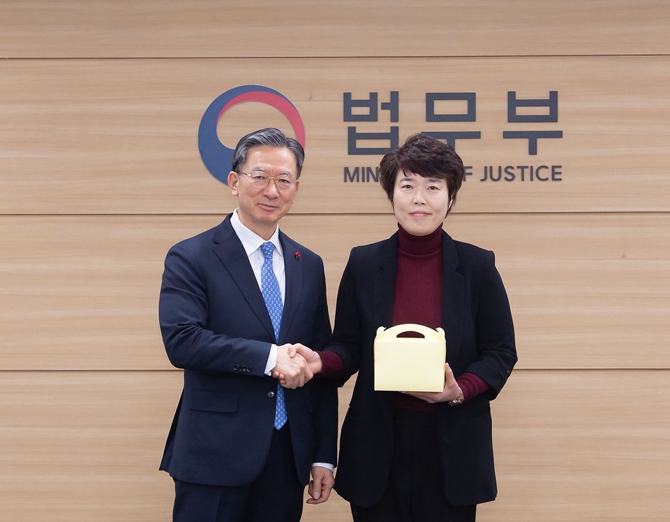 정성호 법무부 장관이 1월 30일 '제1회 법무부 일잘러·효율러 골든벨을 울려라'의 우수사례 수상자들과 티타임을 진행하며 수상자들을 격려하고 있다.