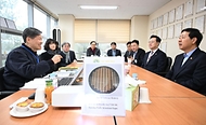 구윤철 부총리 겸 재정경제부 장관이 2월 5일 압전단결정 소재 및 수중음향센서를 생산하는 (주)아이블포토닉스와 로봇 솔수션 설계 및 로봇 표준화 플랫폼 구축 기업인 (주)브릴스를 방문, 대표이사로부터 제품 설명과 생산공정 설명을 듣고 있다.