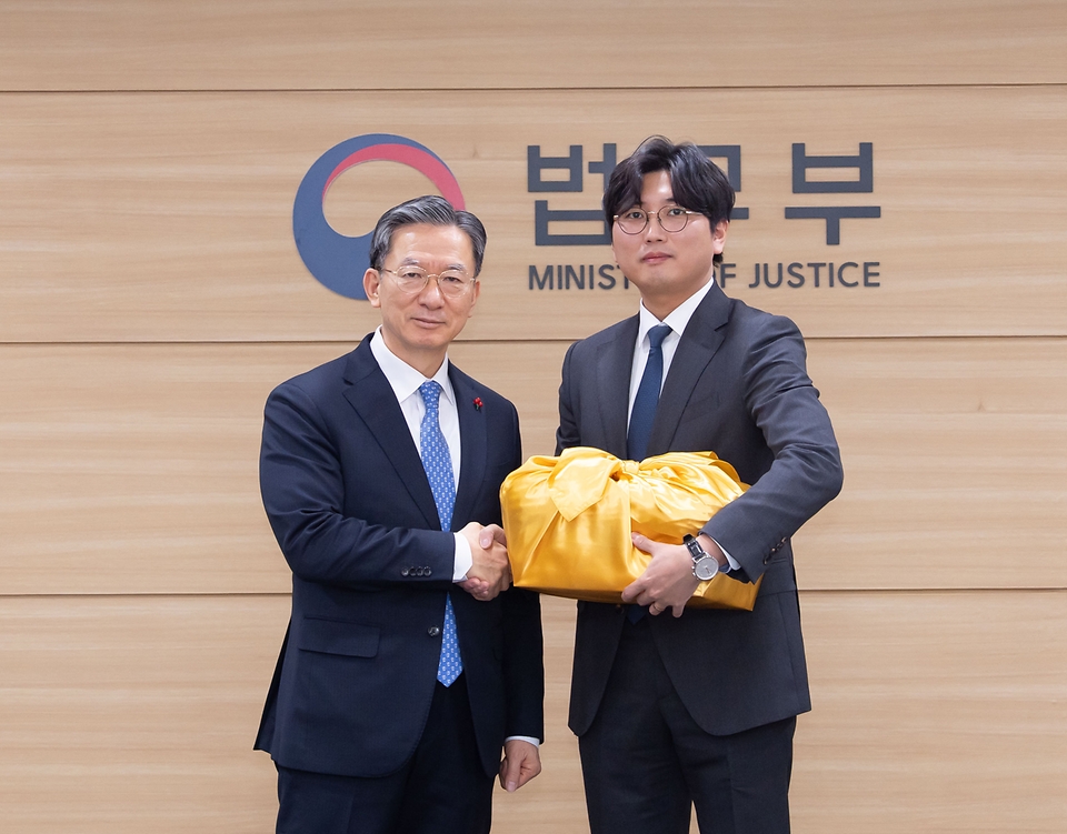 정성호 법무부 장관이 1월 30일 '제1회 법무부 일잘러·효율러 골든벨을 울려라'의 우수사례 수상자들과 티타임을 진행하며 수상자들을 격려하고 있다.