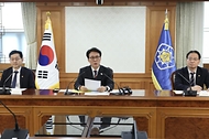 김민석 국무총리가 2월 5일 세종대로 정부서울청사에서 열린 색동원 사건 범정부 합동대응TF 1차회의를 주재하고 있다.