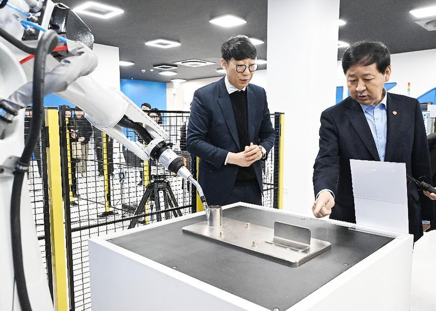구윤철 부총리 겸 재정경제부 장관이 2월 5일 압전단결정 소재 및 수중음향센서를 생산하는 (주)아이블포토닉스와 로봇 솔수션 설계 및 로봇 표준화 플랫폼 구축 기업인 (주)브릴스를 방문, 대표이사로부터 제품 설명과 생산공정 설명을 듣고 있다.